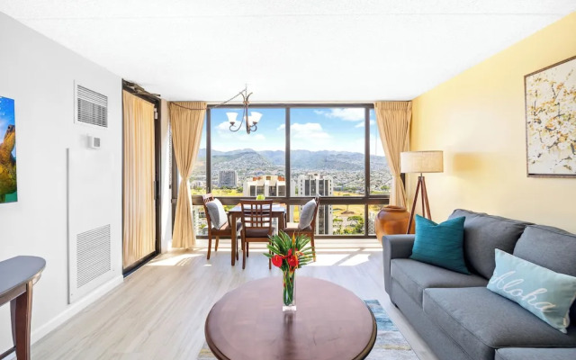 Waikiki Sunset Close to Beach with Parking