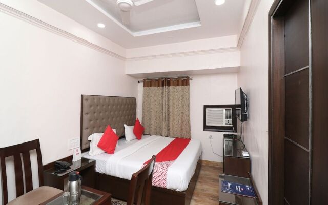 OYO 27802 Hotel Boom Room