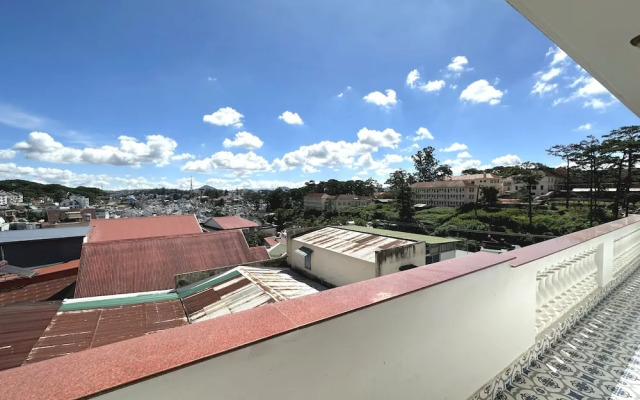 Capital O 1198 Dinh Loan Hotel