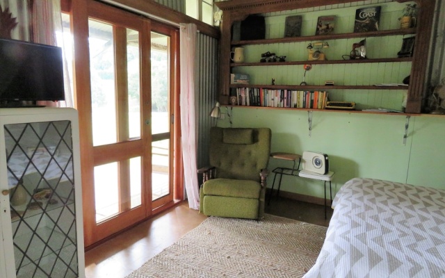 Fig Tree Retro Studio – Guest Rooms – Tugun