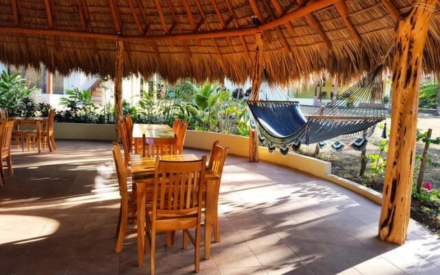 Las Palmeras Beach Hotel