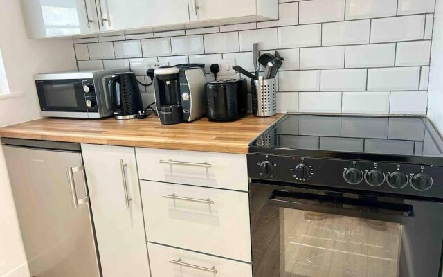 Cool 2 Bed House Hornchurch, Arcade Games, Parking