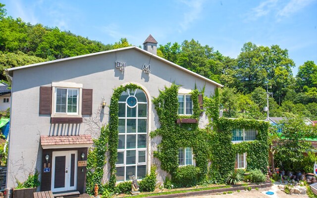 Goseong Hwapoli Pension