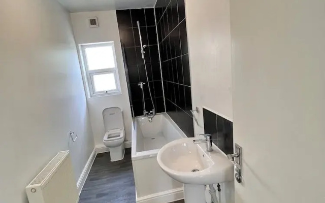 Gillingham - 3 Beds - Sleeps 6 - Garden - Wifi