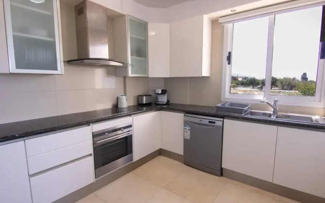 Phaedrus Living: Beachfront Villa Thalassa