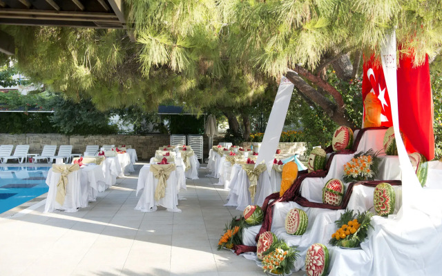 Trendy Side Beach (Adults Only, 16+)