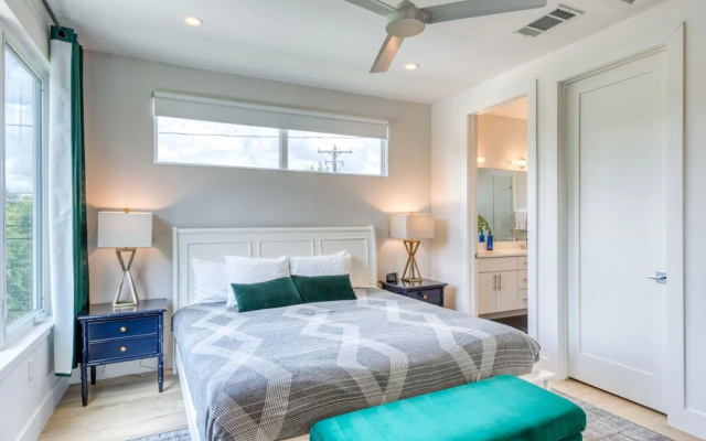 Contemporary Home Centrally Located Near Soco & DT
