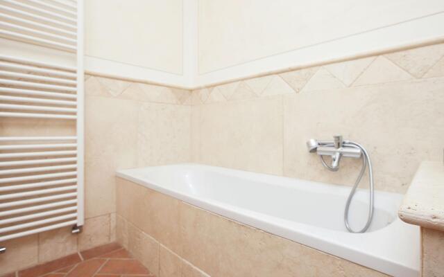 Spacious Cottage in Lucignano with Garden