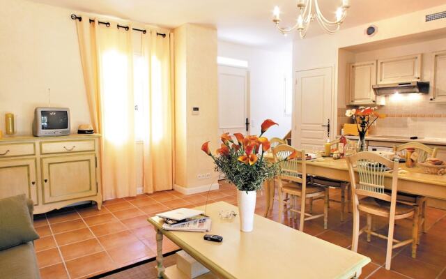 Attractive Holiday Home With two Bathrooms and a Jacuzzi
