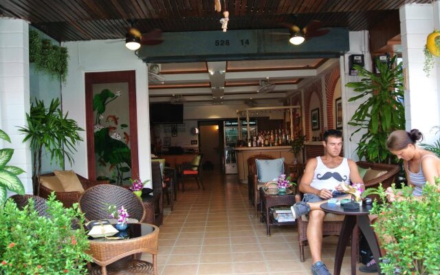 Karon Sunshine Guesthouse & Bar