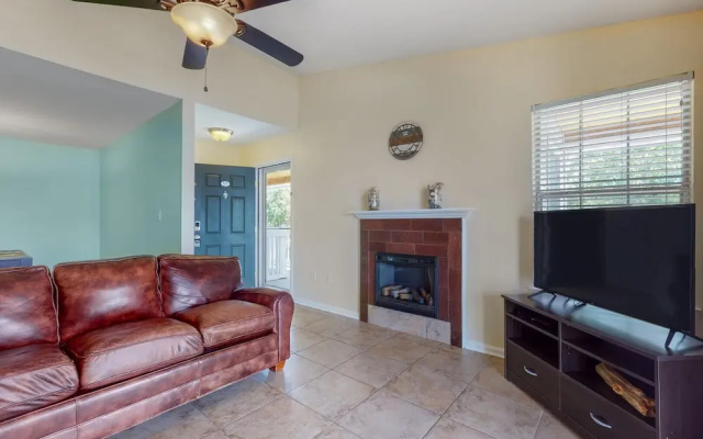 3b/2b w/ Pool & Tennis Court, Sleeps 6
