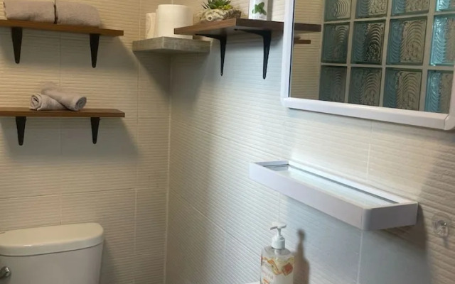 Spacious Modern Condo with Balcony