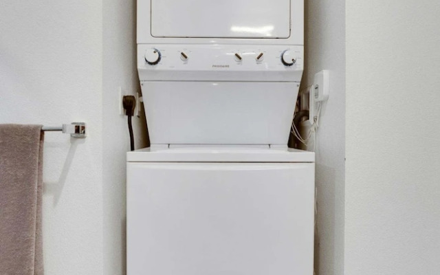 Stylish 1BR Family Apartment by Dtla