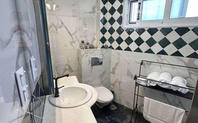 Luxurious 2-bed Seaside Apartment in Saronida