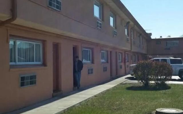 Skylark Motel