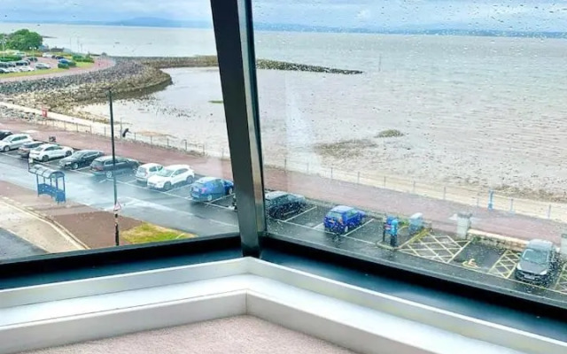 Lovely 2 bedroom modern loft apartment sea view