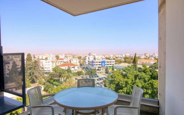 Phaedrus Living Coral Suites Bliss
