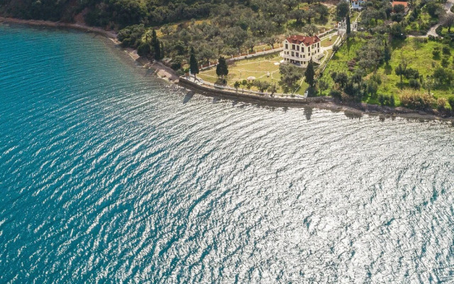Villa Filoxenia - by the sea - up to 12 guests
