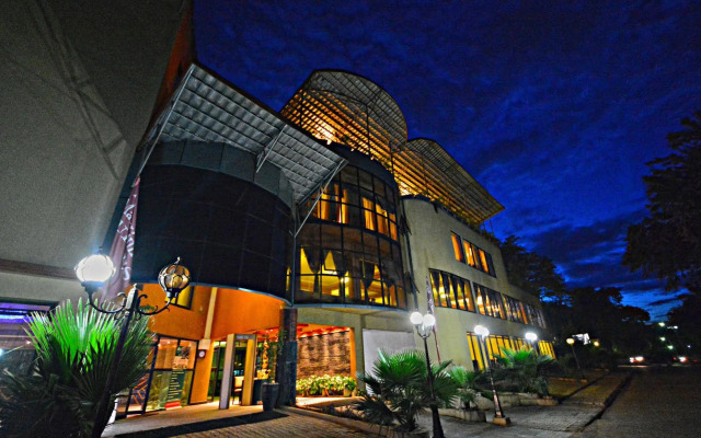 Mackinnon Suites