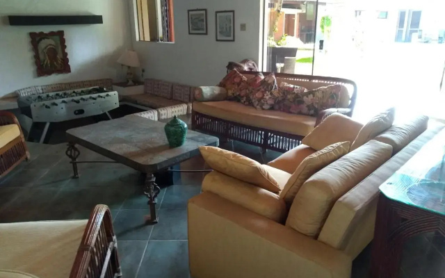 Casa com piscina em condomínio fechado no Guarujá