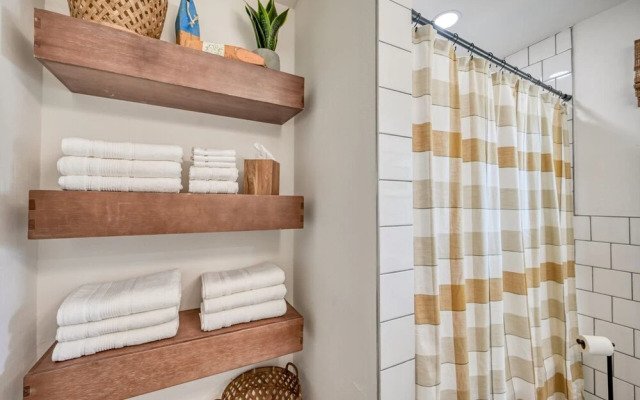 Luxury Lakefront Oasis W/Boat Dock-Firepit