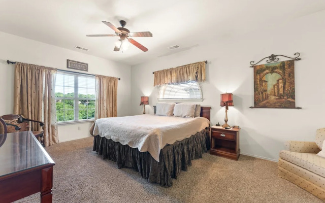 Ozark Comfort 3 Bedroom Condo by RedAwning