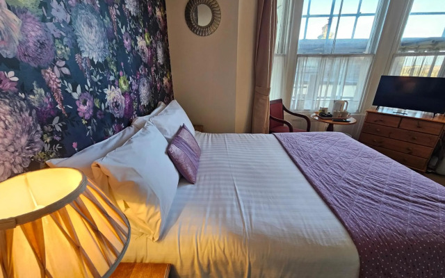 Rivelyn Hotel Bar & Restaurant