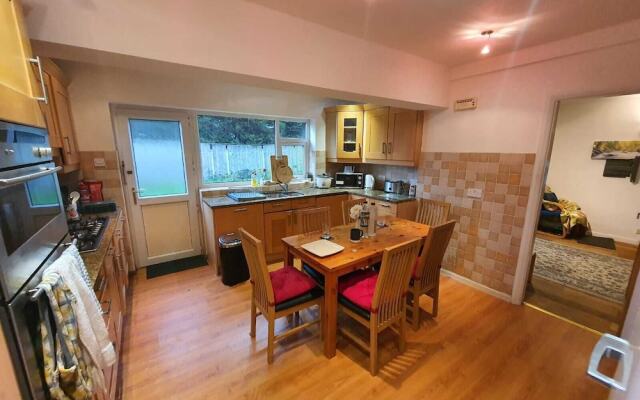 Detached 4-bed House in Leeds