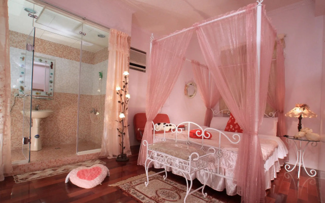 Love in Pearl Hostel