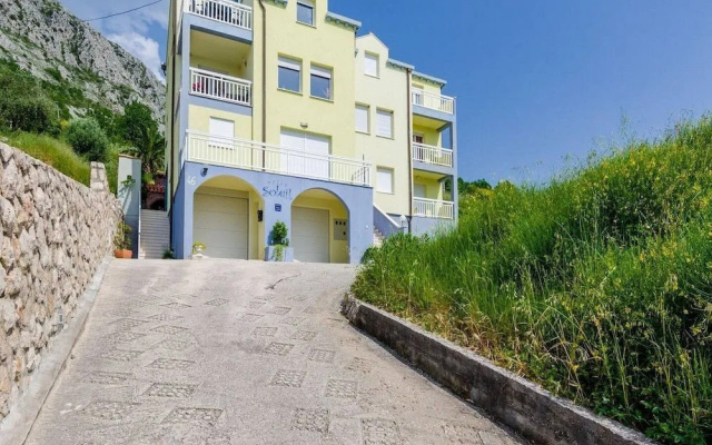 Apartments Zavrelje
