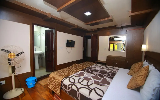 OYO 13525 HouseBoat My Trip Deluxe 3 BHK Private