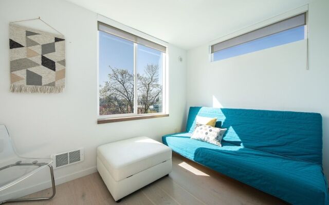 Hosteeva Modern Townhome w Rooftop