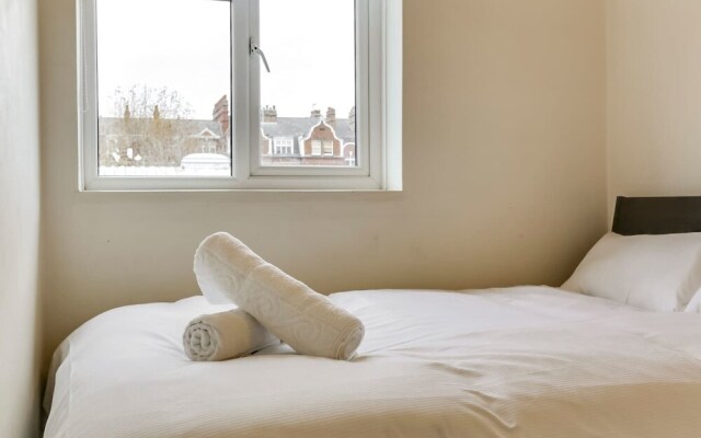 West London 3 bed Home Next to the River!