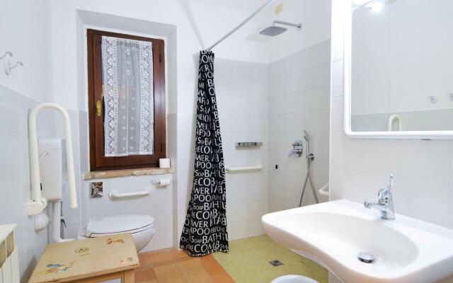 Lovely apartment in Mantignana with private terrace