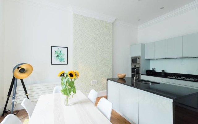 Beautifully designed 3 bed apartment in Bayswater