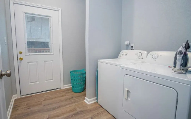 Experience Convenience w/ 4br/3ba Near Alamodome