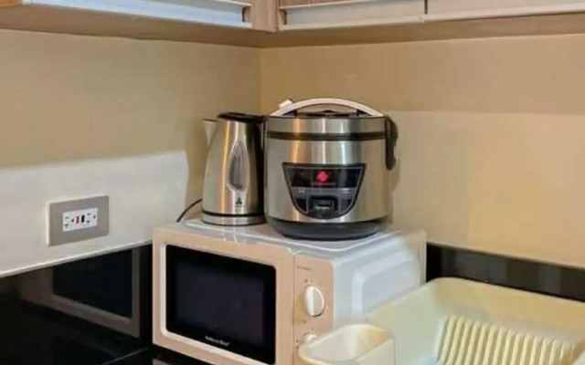 Cozy Pasay Condo with Pool Access