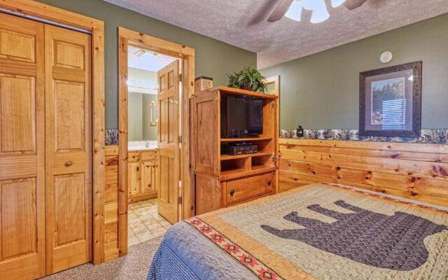 Gatlinburg Getaway, 5 Bedrooms, Sleeps 22, Views, Hot Tub, Game Room,