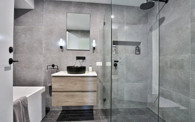 Seaview - Pet Friendly with Stunning Views - 1 Min to Beach