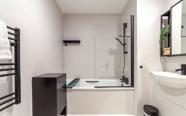 Beautiful Modern Apartment Centrally Located