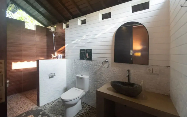 Mad Monkey Nusa Lembongan