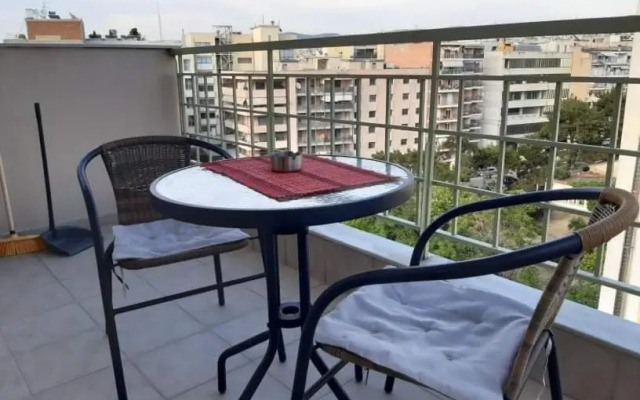 Εclectic Apartment 8fr (free parking)