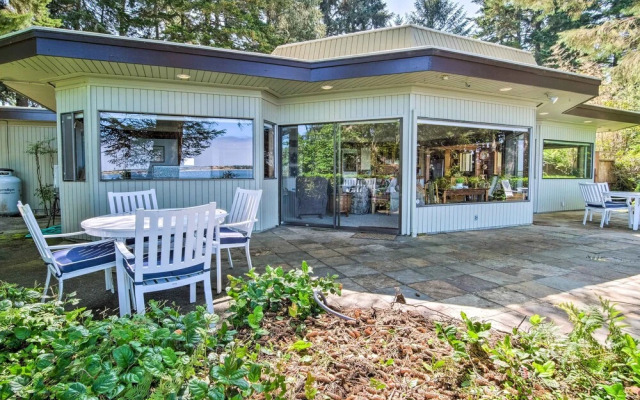 Enchanting Coos Bay Sanctuary w/ Lush Views!