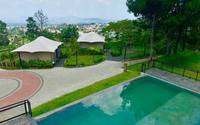 Tebing View Glamping Azana Hotels Collection – Pool – Parompong