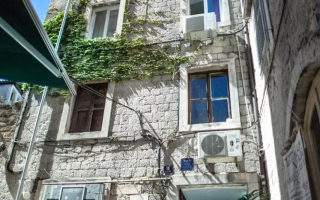 West Wall Apartment