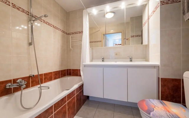 Apartment Overlooking the Green Surroundings