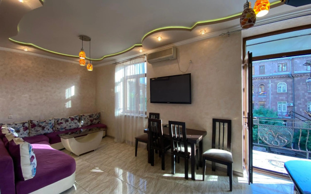 Amiryan street 1 bedroom Deluxe apartment With Balcony AM104