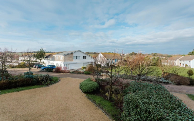 4 bed detached house - Freshwater