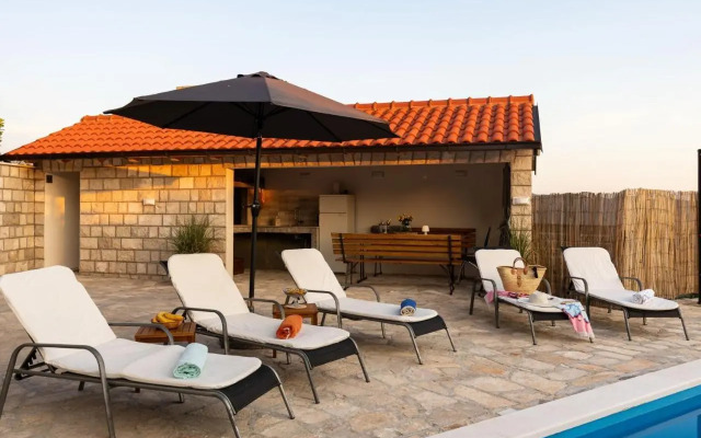 Apartment Source With Private Pool