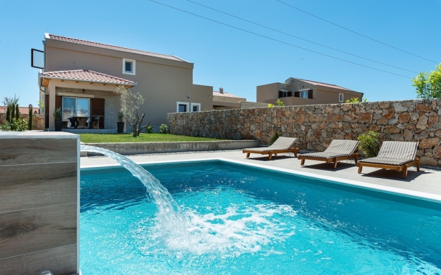 Villa Rea 4 With Heated Pool